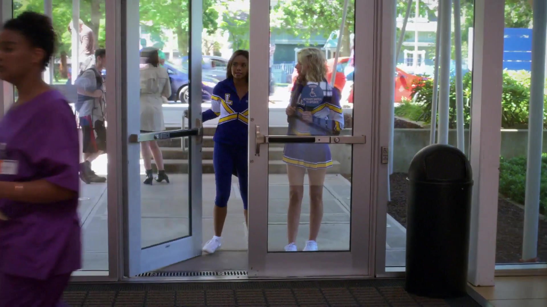 1x02-I_Say_A_Little_Prayer-128.jpg