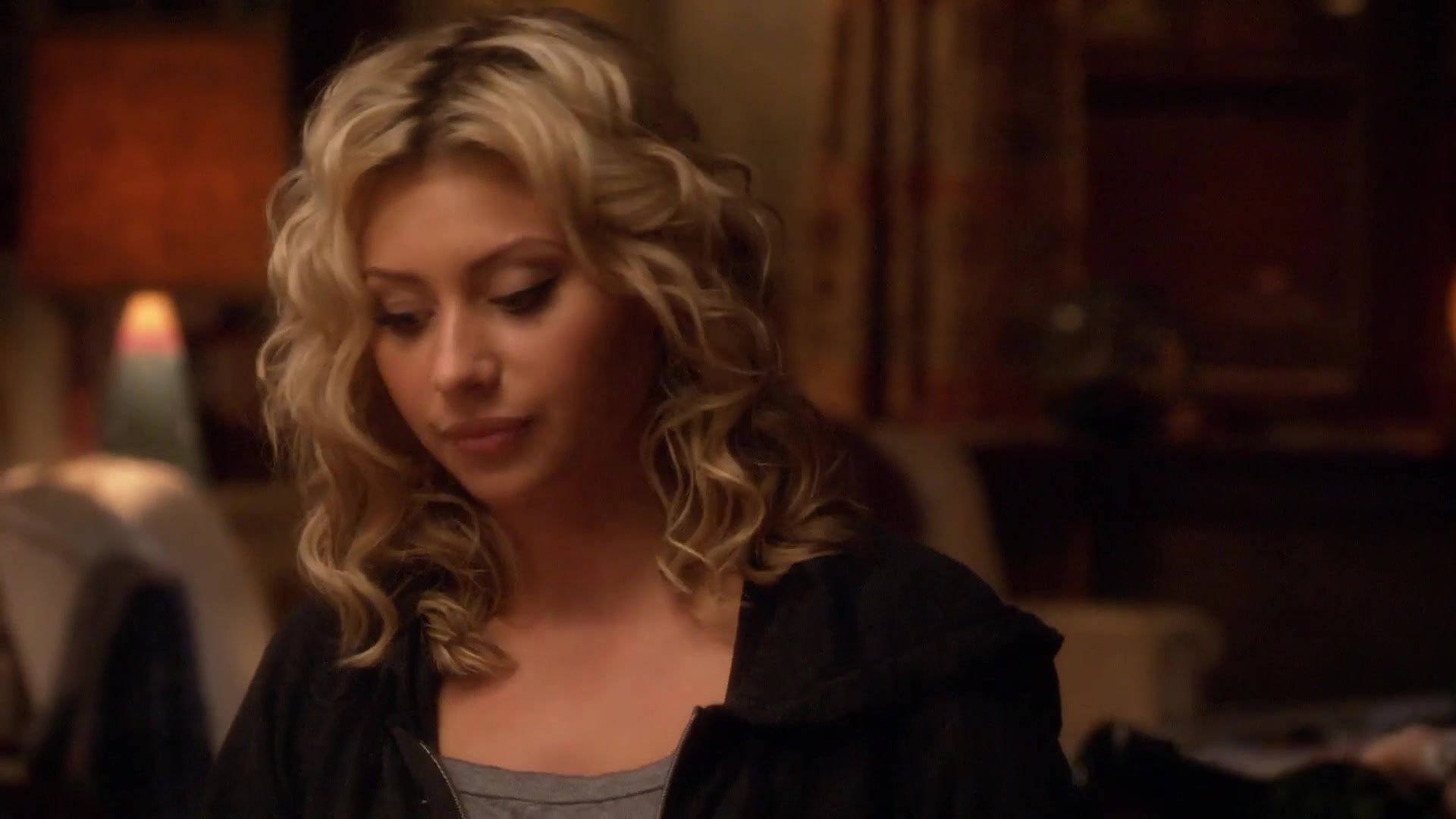 1x02-I_Say_A_Little_Prayer-254.jpg