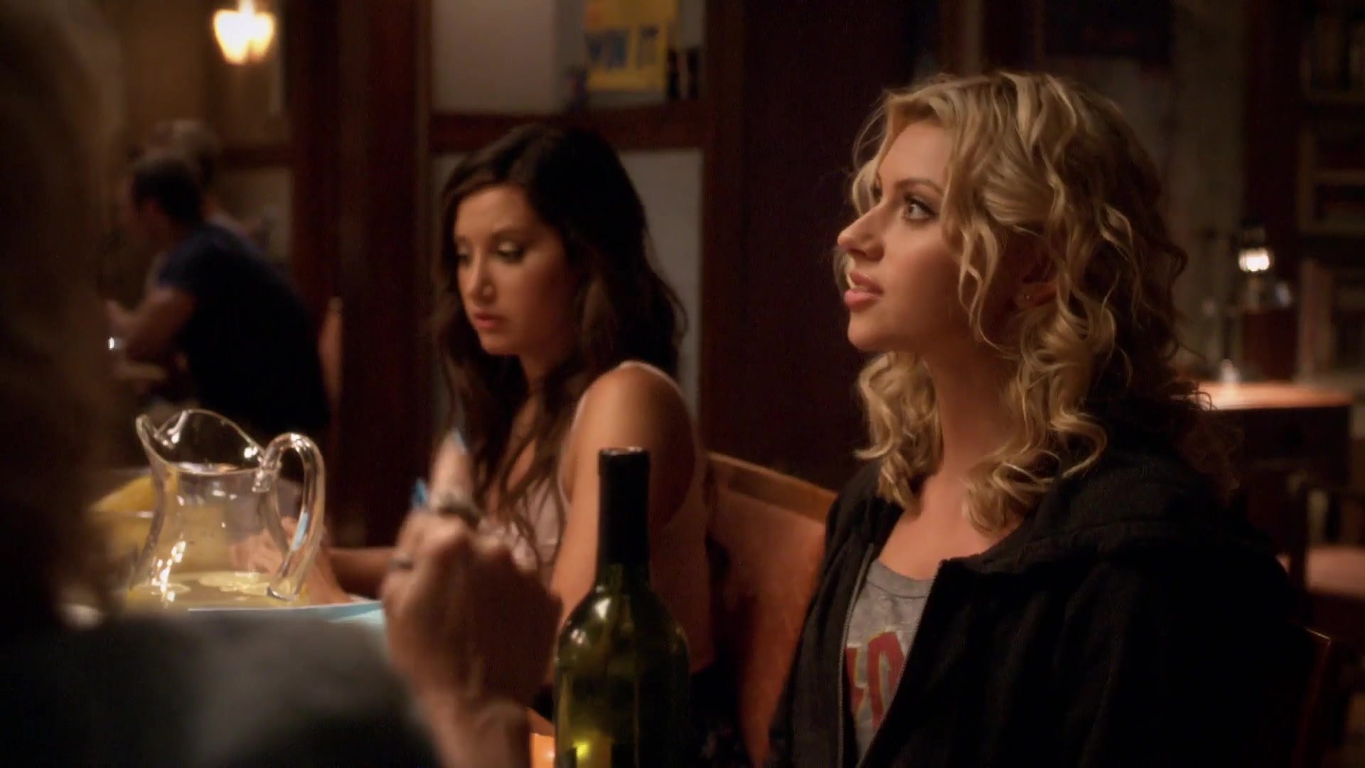 1x02-I_Say_A_Little_Prayer-255.jpg