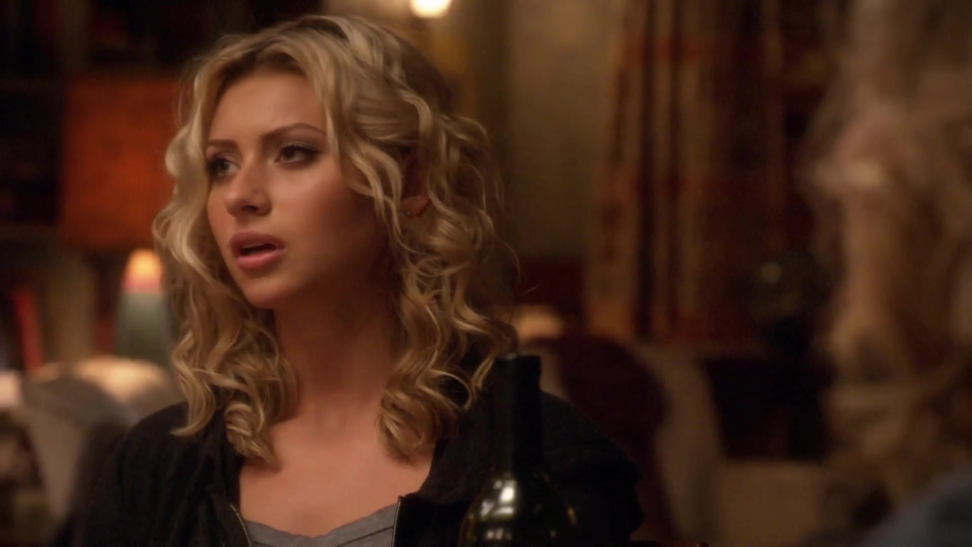 1x02-I_Say_A_Little_Prayer-257.jpg