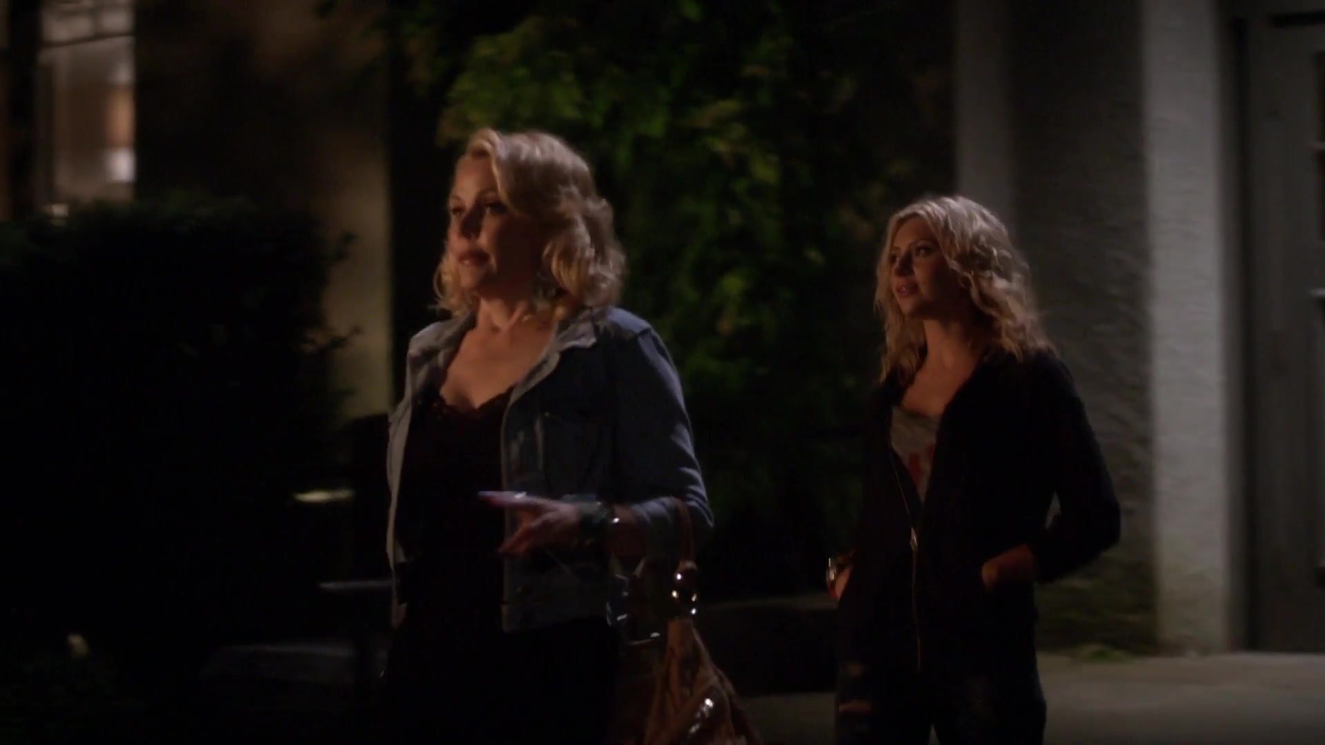 1x02-I_Say_A_Little_Prayer-262.jpg
