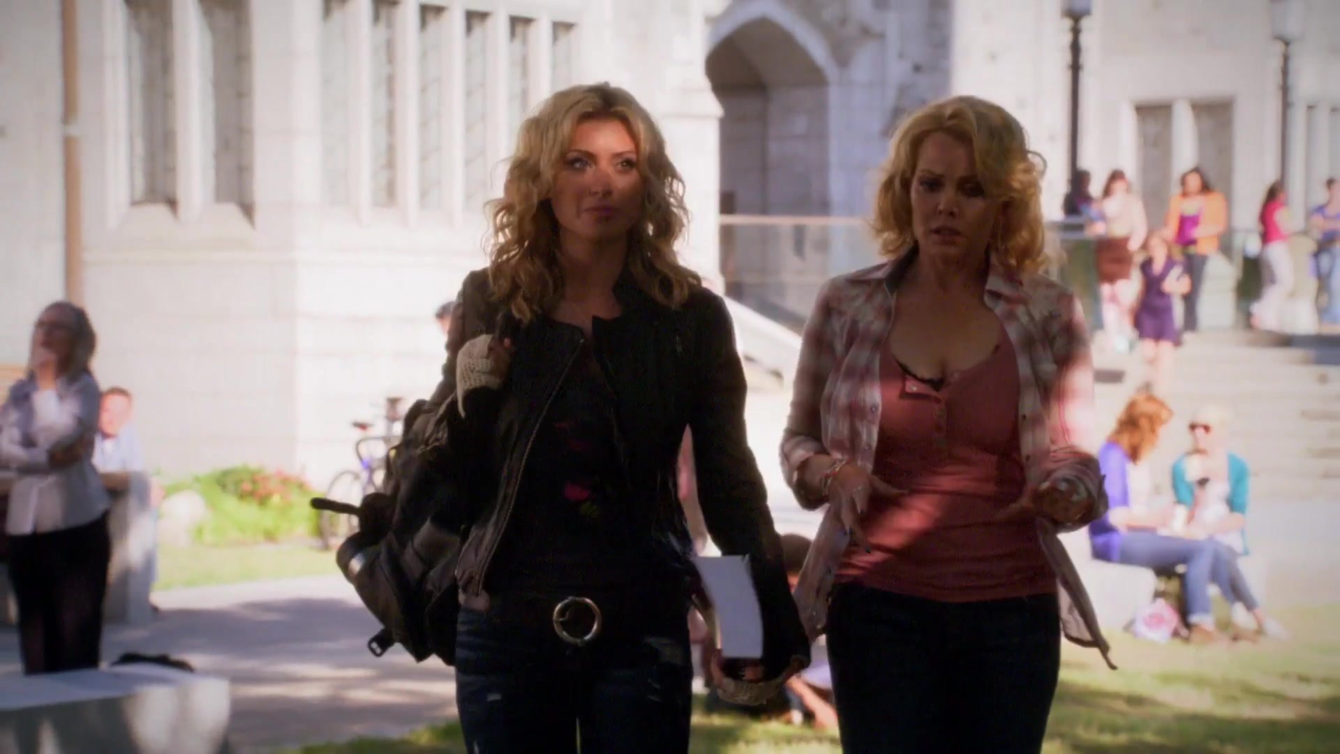 1x02-I_Say_A_Little_Prayer-325.jpg