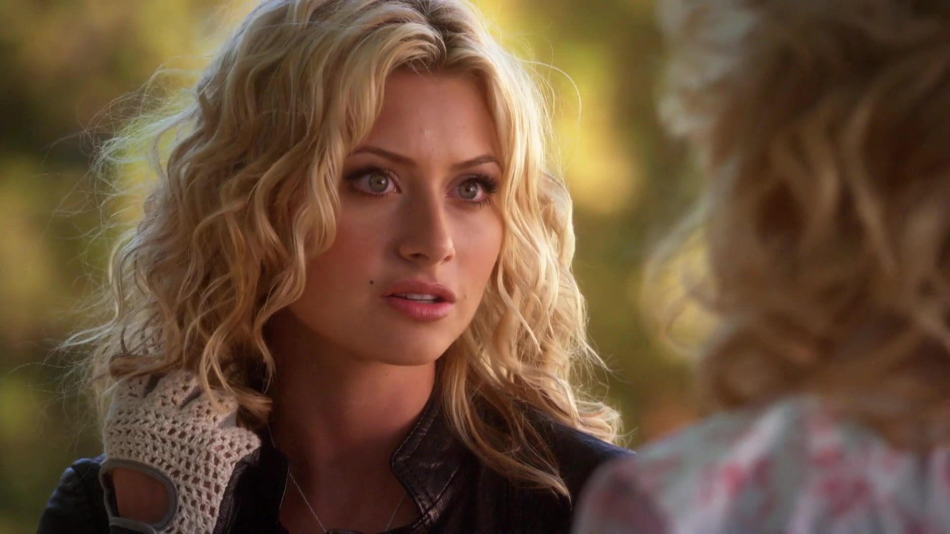 1x02-I_Say_A_Little_Prayer-330.jpg