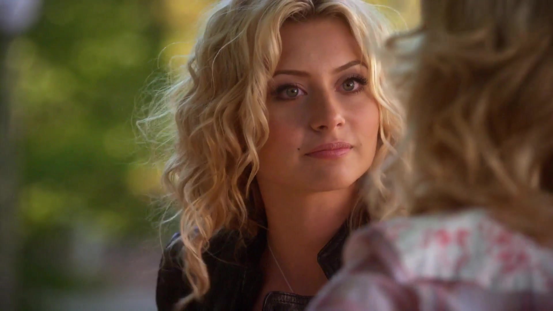 1x02-I_Say_A_Little_Prayer-335.jpg