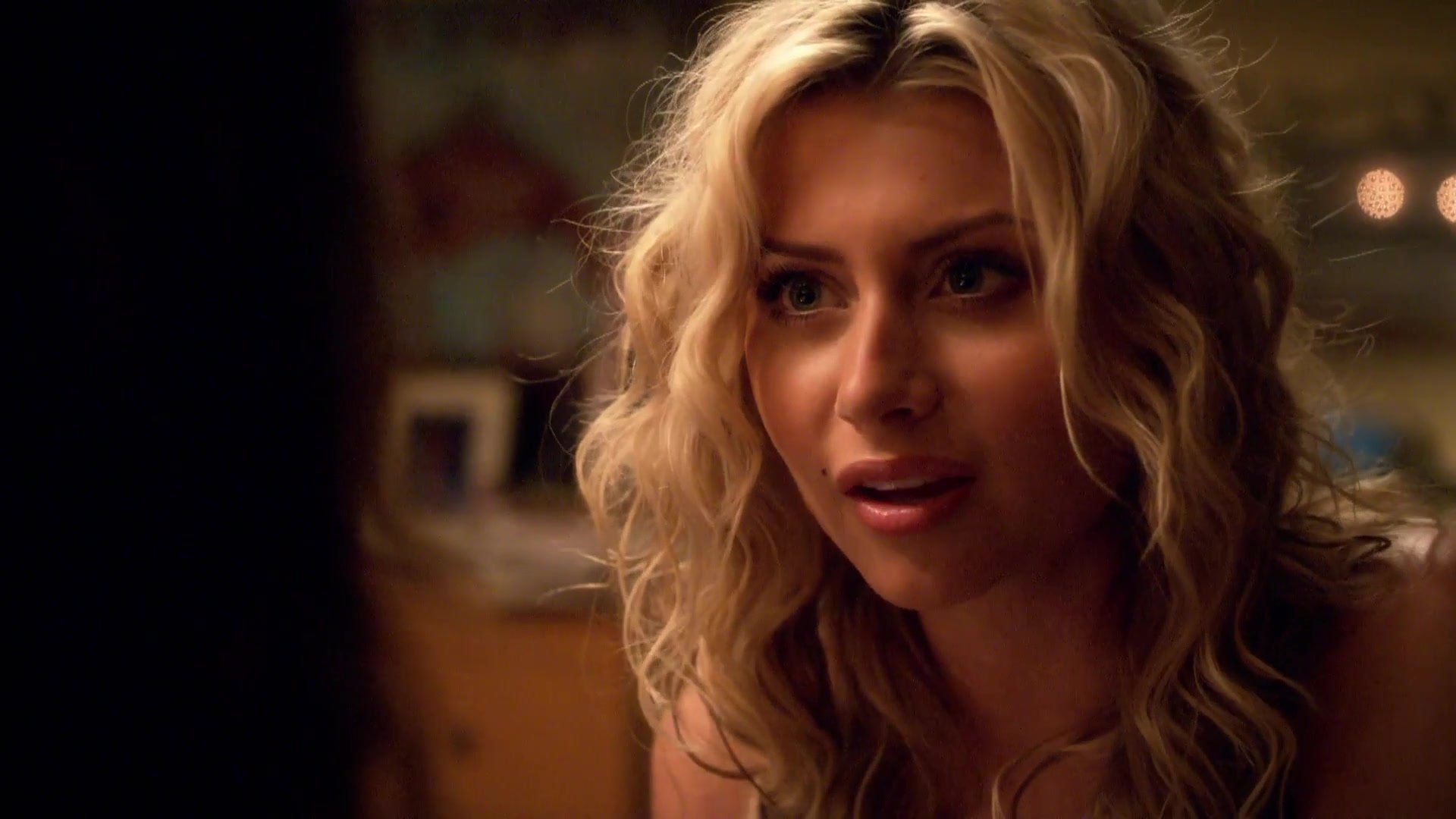 1x02-I_Say_A_Little_Prayer-367.jpg
