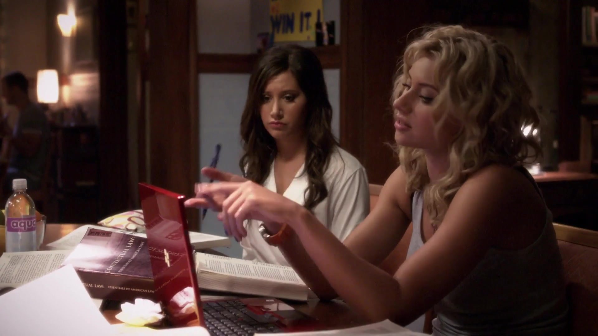 Hellcats-1x03-BealeStAfterDark-150.JPG