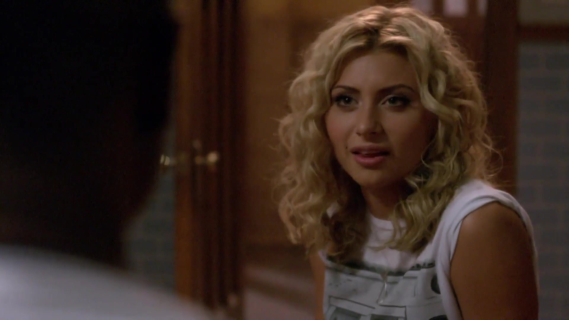 1x04_Nobody_Loves_Me_But_My_Mother_017.jpg