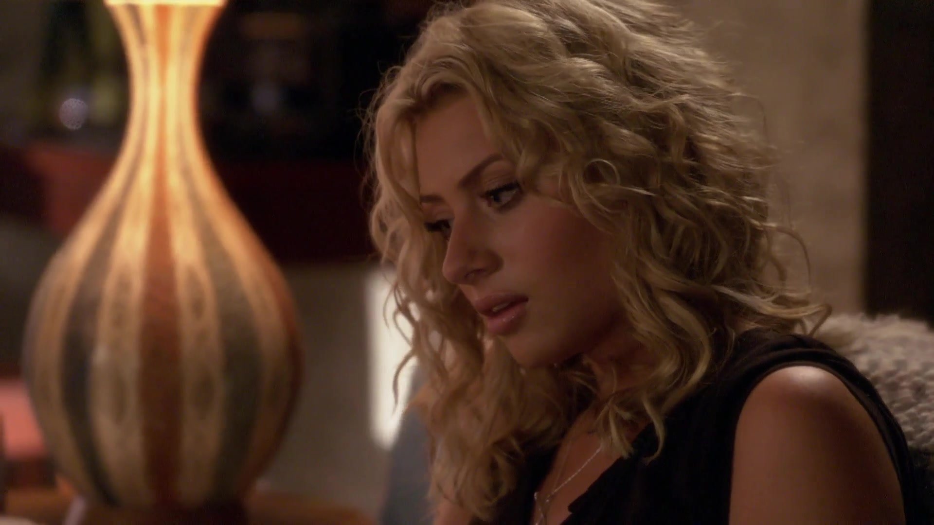1x04_Nobody_Loves_Me_But_My_Mother_169.jpg