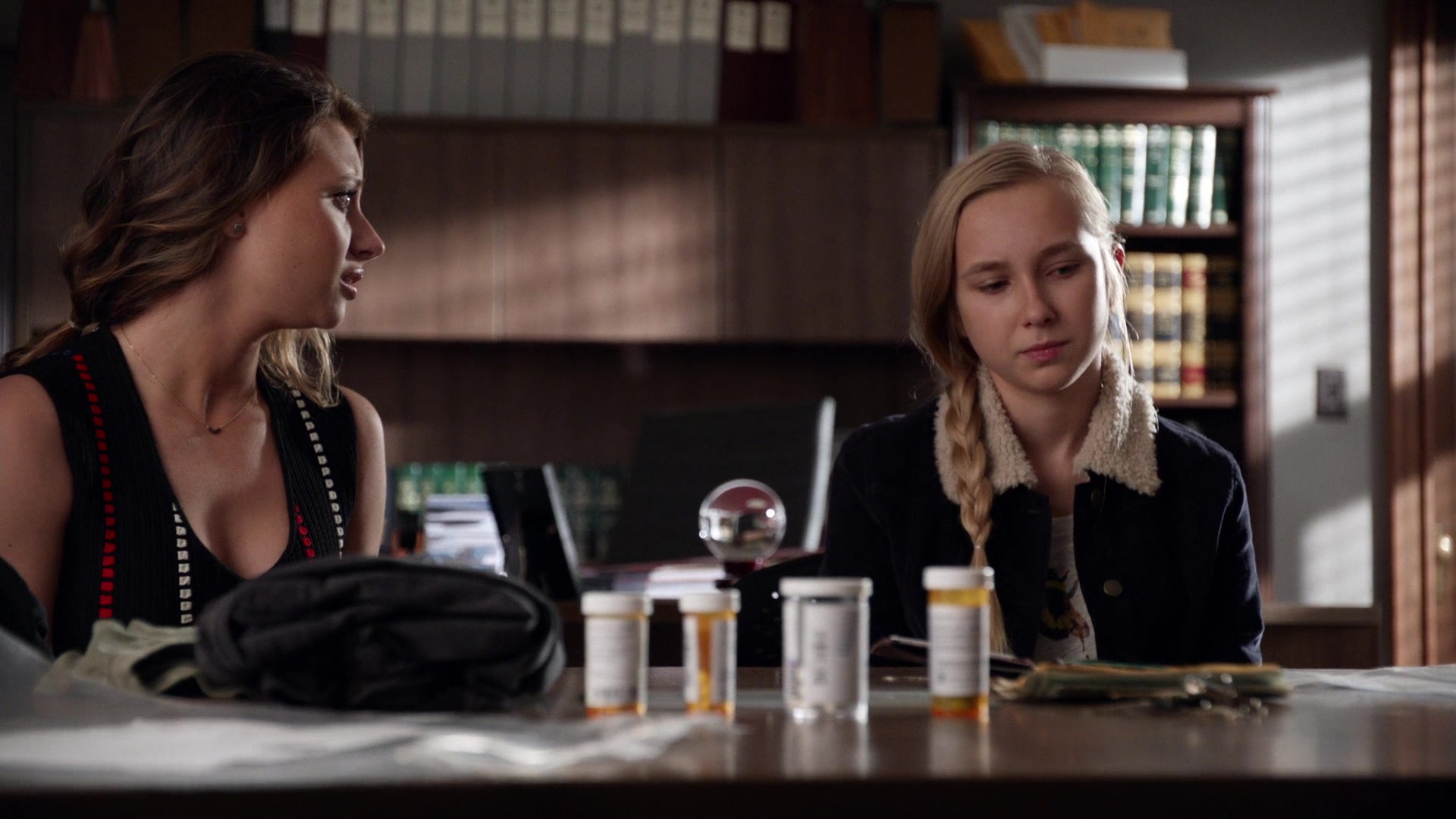 iZombie_3x11_ConspiracyWeary_0070.jpg