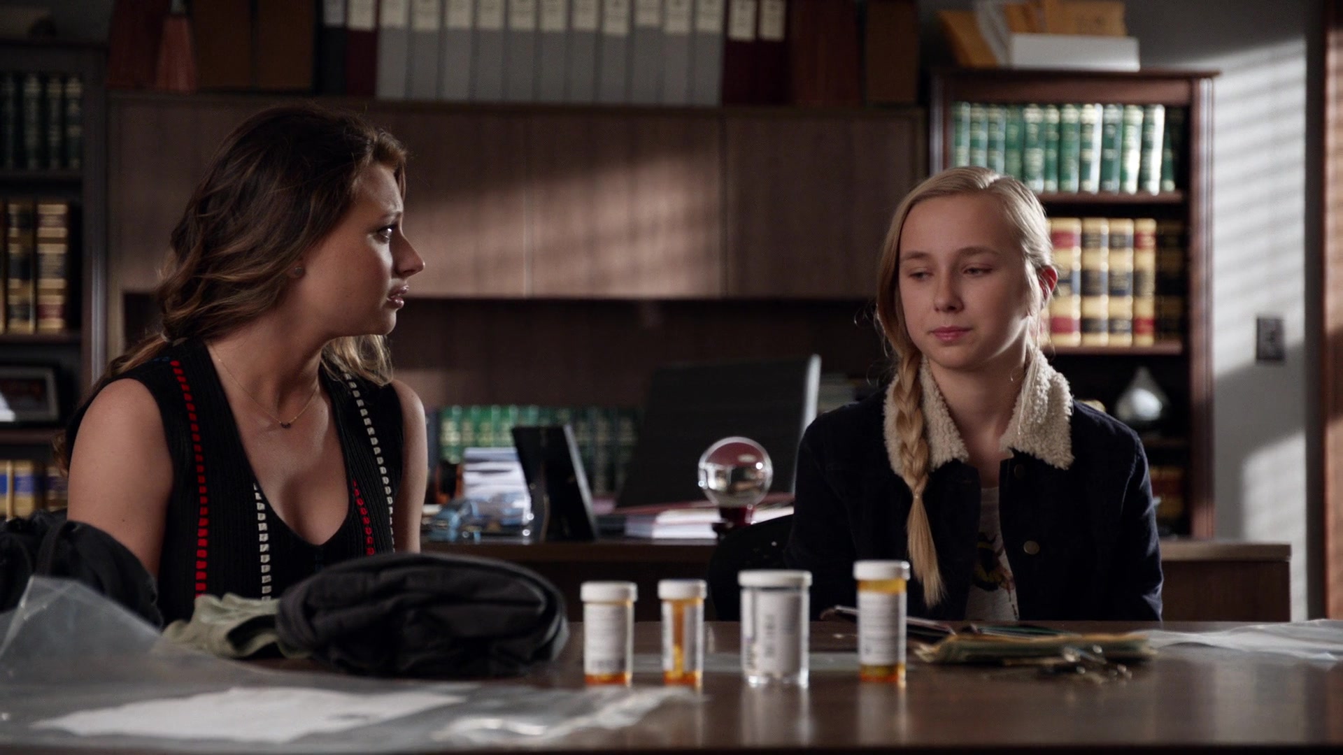 iZombie_3x11_ConspiracyWeary_0072.jpg