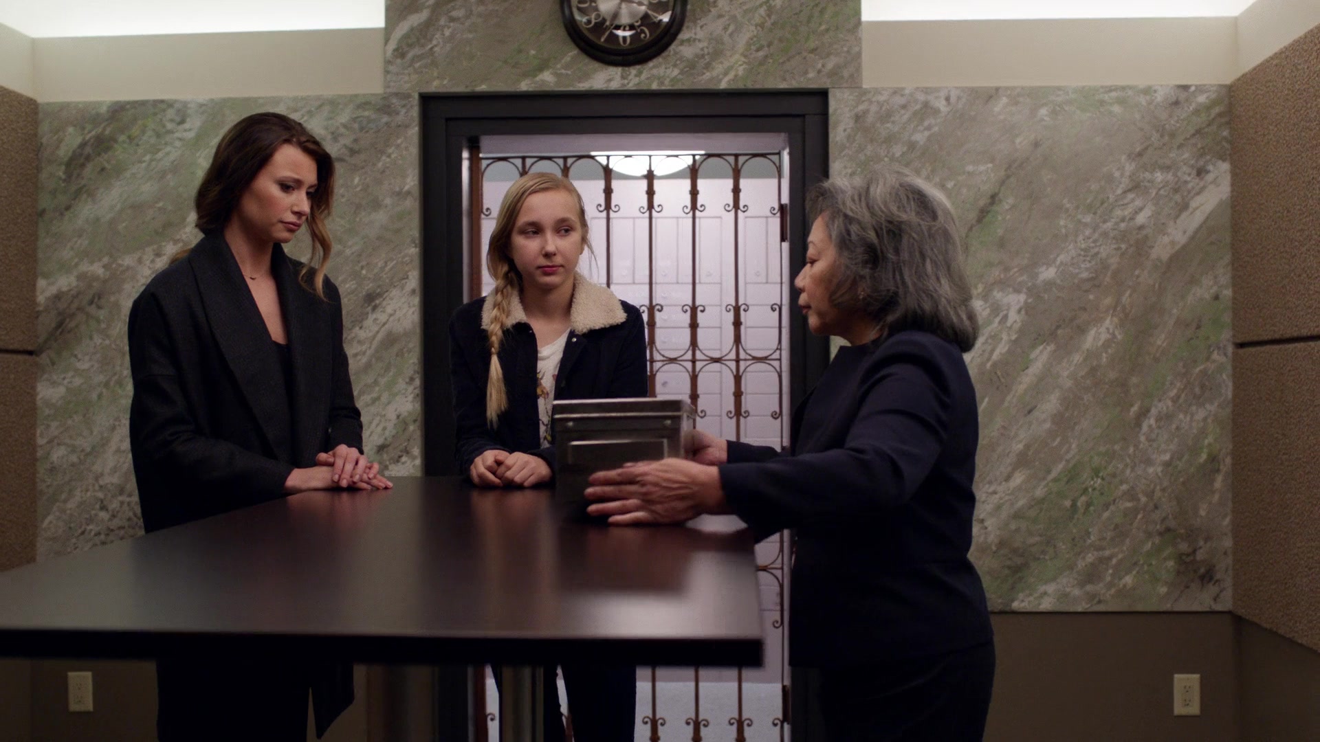 iZombie_3x11_ConspiracyWeary_0142.jpg