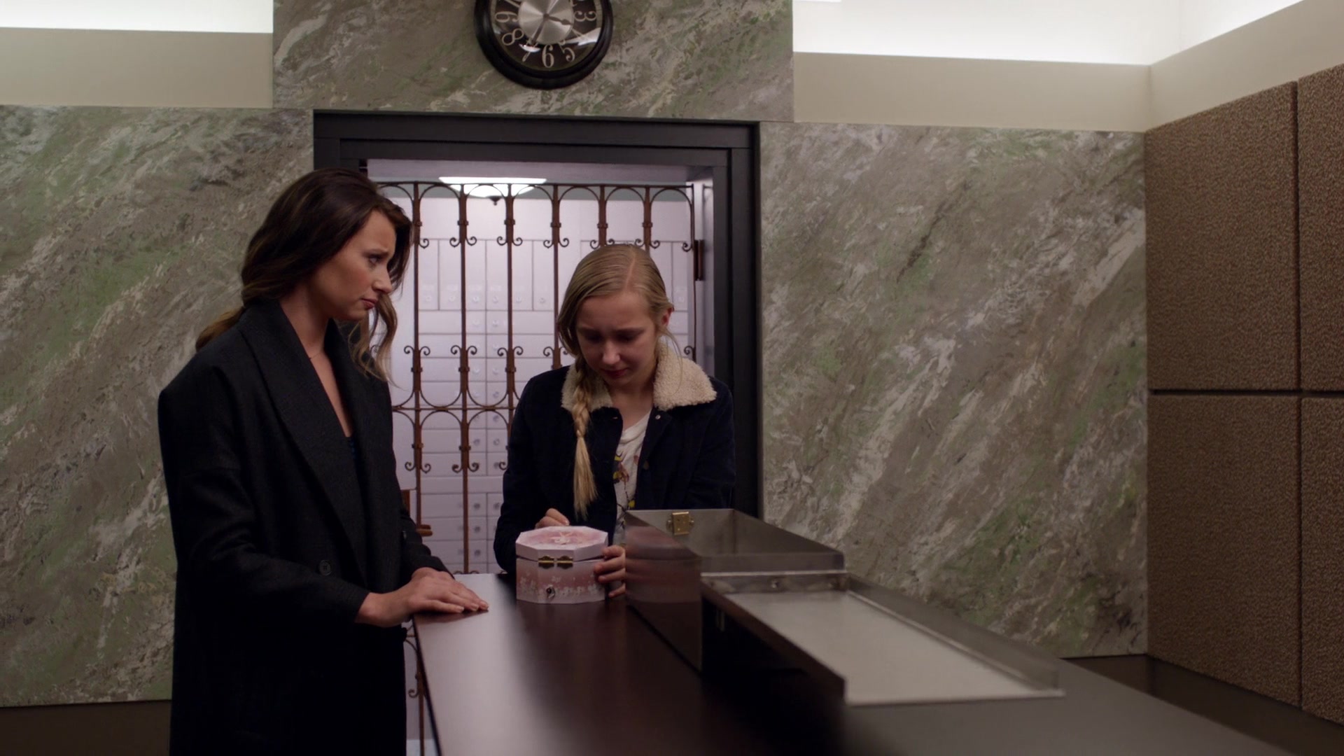 iZombie_3x11_ConspiracyWeary_0152.jpg